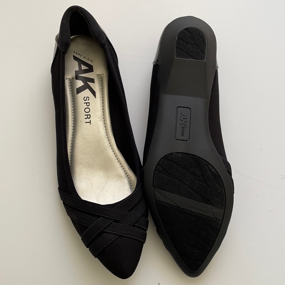 Brand new size 8 comfy Flats. Black